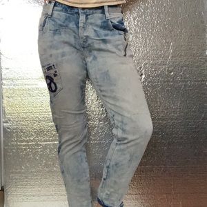 Patch and zipper funky denim skinny jeans